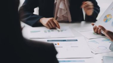 İş adamları toplantıda mali stratejiyi tartışıyor ve planlıyor