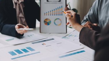 Ofiste mali rapor üzerinde çalışan iş adamlarının kapatılması