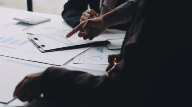 İş ekibi dizüstü bilgisayarda çalışıyor.