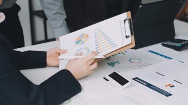 Ekonomik tabloları finansal tablolarla tartışan iş ekibi