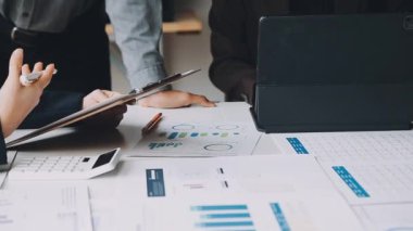 Genç adam ve kadın, modern işyerinde dizüstü bilgisayarla yeni fikirleri tartışıyor..