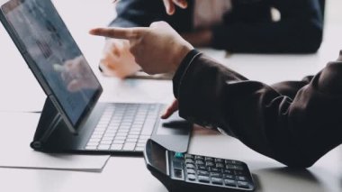 Bilgisayarla çalışan iş adamları