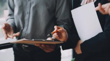 yeni bir proje tartışırken iş takım