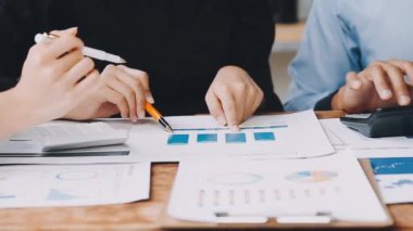 Yeni başlangıç projesi ve beyin fırtınası kavramının iş ekibi toplantısı ve beyin fırtınası, planlama ve stratejisi.