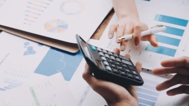 İş adamı eli hesap makinesi, mali hesap ve hesaplama