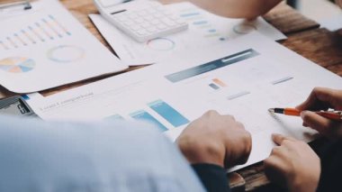 Genç iş kadını ofiste..