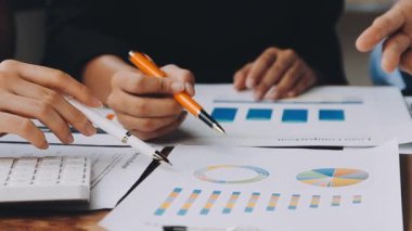 Ofiste çalışan hesap makinesi ve kalemli bir iş kadını..