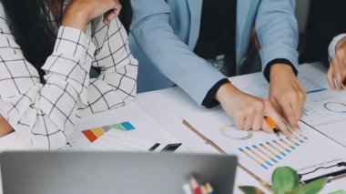 Ofiste birlikte çalışan bir grup mutlu iş adamı.