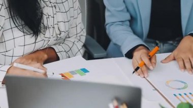 Finansal grafik ve mali raporla iş toplantısı