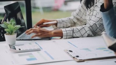 Ekonomik tablolar ve dizüstü bilgisayarlar üzerinde çalışan iş ekibi.