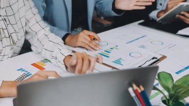 İş adamları grup toplantısı ofisten çekildi