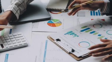 İş adamları toplantı ve beyin fırtınası