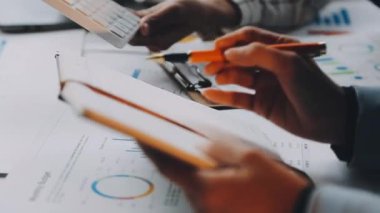 İş adamları iş grafikleri ve finansal grafikleri tartışıyor.