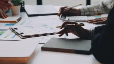 Finansal grafikle çalışan bir iş ekibi. iş ve yatırım kavramı.