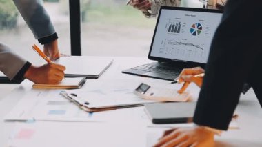 Ofiste birlikte çalışan iş adamlarına yakından bakın.