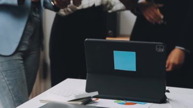 Dijital tablet taşıyan ve dizüstü bilgisayar kullanan iş adamlarına yakın çekim