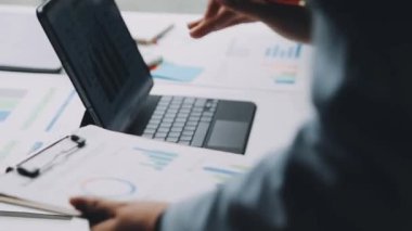 Ofis masasında dijital tablet kullanan işadamını kapat