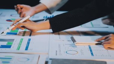 Genç işkadını Ofis Masası çalışma.