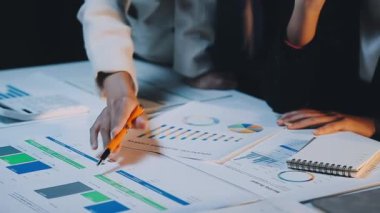 İşadamları ofiste dizüstü bilgisayar ve belgelerle çalışıyorlar..