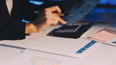 İş yerinde çalışan genç bir kadın..