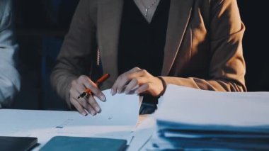 İş adamları birlikte çalışıyor.