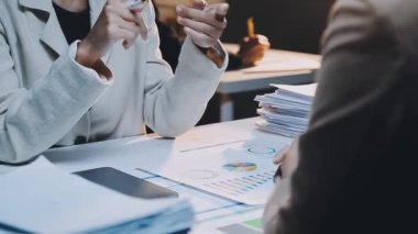 İş adamları modern ofis yeni proje tartışıyor