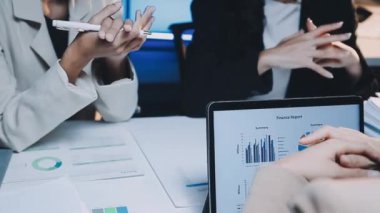 Yeni proje tartışırken iş arkadaşları