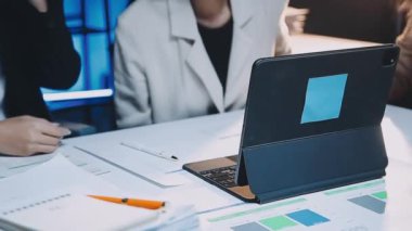 Modern ofiste boş ekranlı tablet bilgisayarda çalışan iş kadını