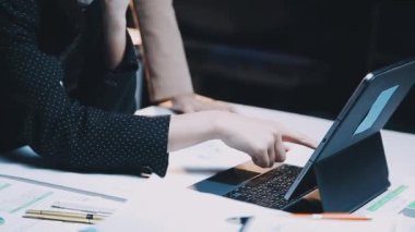 İş adamları mali verileri tartışıyor ve birlikte çalışıyorlar