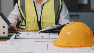 Ofiste planlarla çalışan mimar mühendisi..