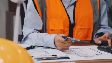 İnşaat ofisinde çalışan mimar.