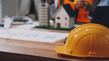 Miğferli ve aletli inşaat alanı