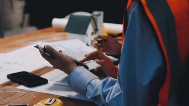 Stüdyoda dijital tablet üzerinde çalışan tasarımcı