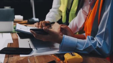 Mimar hesap makinesiyle proje üzerinde çalışıyor