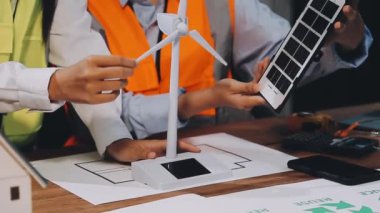 Ofiste mühendislik yapmak için dijital tablet kullanan mimar