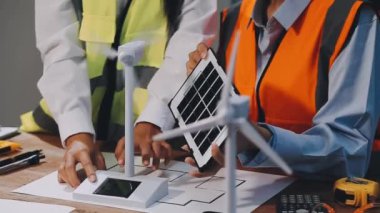 Güneş paneli olan mühendisler. Güneş enerjisi kavramı. alternatif enerji.