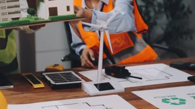 Mühendis ev modeli, inşaat konsepti üzerinde çalışıyor.