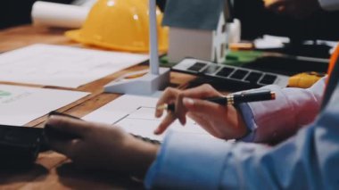 Ofiste ev planı üzerinde çalışan mimar ya da mühendis..