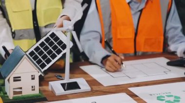 Ev modelini gösteren bir emlakçı.