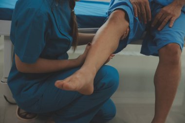 Fizyoterapistler hastalarla yakın çekim kliniklerinde çalışırlar. Fiziksel sağlığın rehabilitasyonu konsepti, doktor hastaya tavsiyelerde bulunur. Ayak bileği sorunları ve kas yaralanmaları