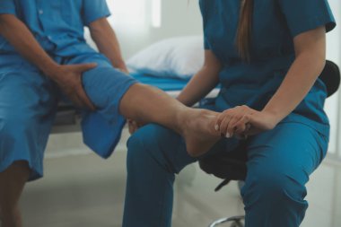 Fizyoterapistler hastalarla yakın çekim kliniklerinde çalışırlar. Fiziksel sağlığın rehabilitasyonu konsepti, doktor hastaya tavsiyelerde bulunur. Ayak bileği sorunları ve kas yaralanmaları