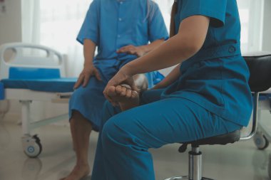Fizyoterapistler hastalarla yakın çekim kliniklerinde çalışırlar. Fiziksel sağlığın rehabilitasyonu konsepti, doktor hastaya tavsiyelerde bulunur. Ayak bileği sorunları ve kas yaralanmaları