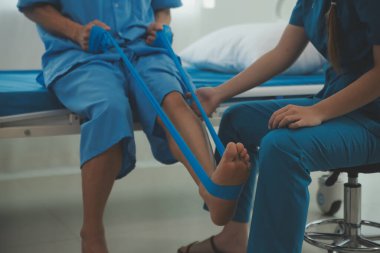 Fizyoterapistler hastalarla yakın çekim kliniklerinde çalışırlar. Fiziksel sağlığın rehabilitasyonu konsepti, doktor hastaya tavsiyelerde bulunur. Ayak bileği sorunları ve kas yaralanmaları