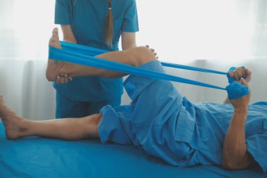 Fizyoterapistler hastalarla yakın çekim kliniklerinde çalışırlar. Fiziksel sağlığın rehabilitasyonu konsepti, doktor hastaya tavsiyelerde bulunur. Ayak bileği sorunları ve kas yaralanmaları