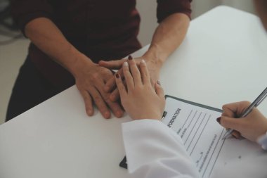 Kadın doktorlar hastaların sağlığını kontrol ederken birbirlerine sevgi, ilgi ve cesaret vermek için birbirlerini cesaretlendiren hastalarla el sıkışıyorlar. Konsept Sağlık ve Sosyal Güvenlik