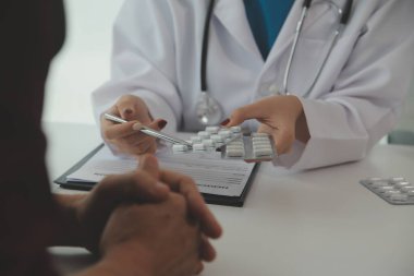 Doktor, hastanedeki yaşlı büyükanneme ilaç yazıyor..