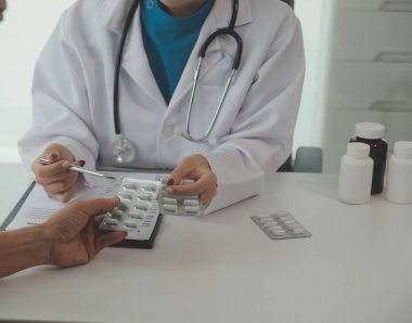 Doktor, hastanedeki yaşlı büyükanneme ilaç yazıyor..