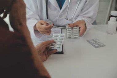 Doktor, hastanedeki yaşlı büyükanneme ilaç yazıyor..