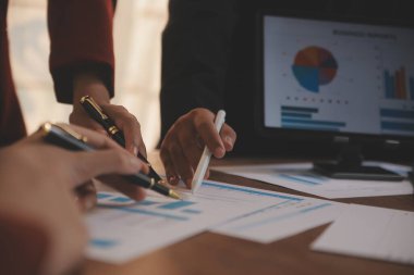 İş adamları iş stratejilerini analiz ediyor ve planlıyorlar.