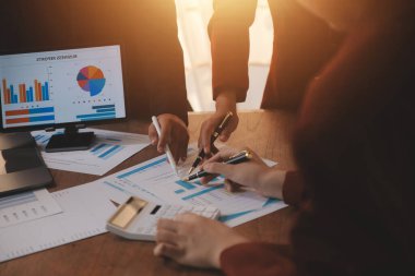 İş adamları iş stratejilerini analiz ediyor ve planlıyorlar.